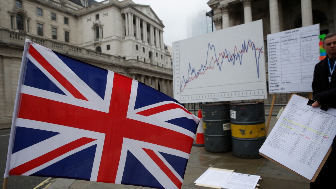 Bank of England Holds Rates in 7-2 Vote