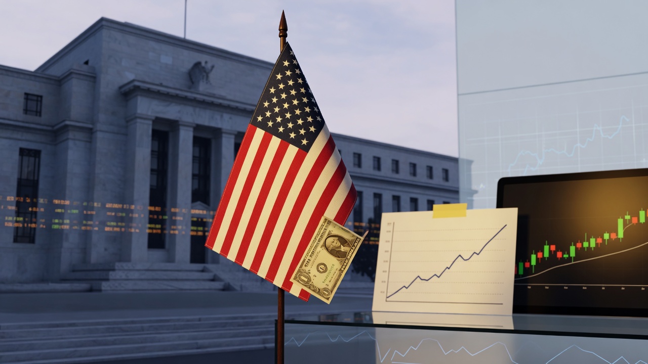 Dollar Rises to 13-Month High on Fed Hike Bets