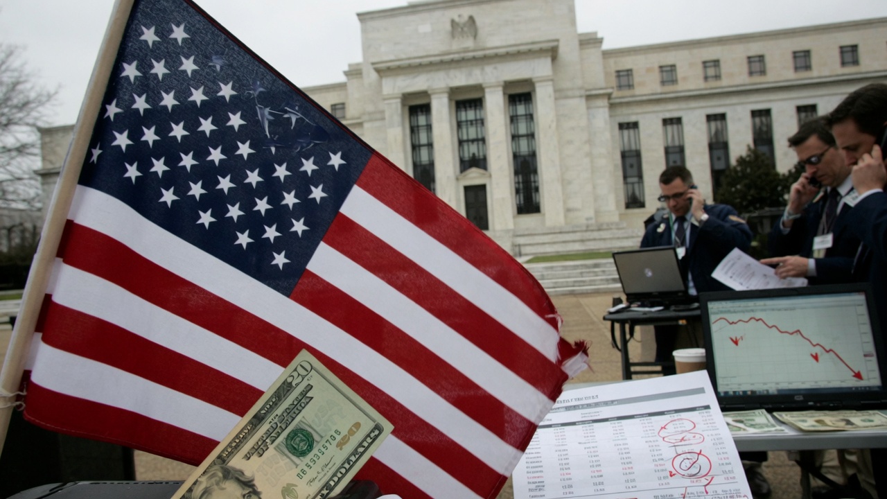 Dollar Sinks Most in Two Weeks After Fed Holds Rates Steady