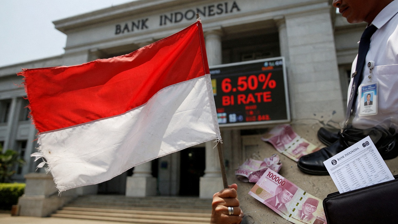 Indonesia Seen Hiking Rate in Close Call to Help Fragile Rupiah