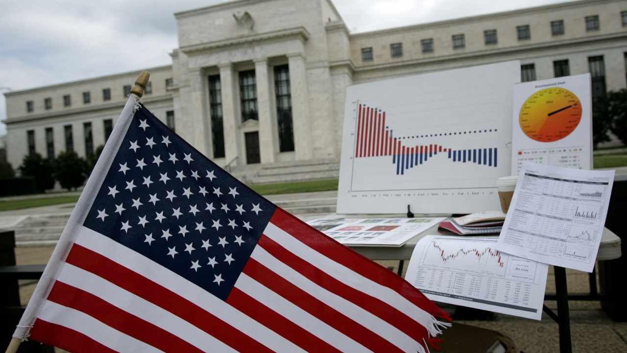 Reuters Poll: Fed Expected to Hold Rates Steady Through 2026 Despite High Inflation